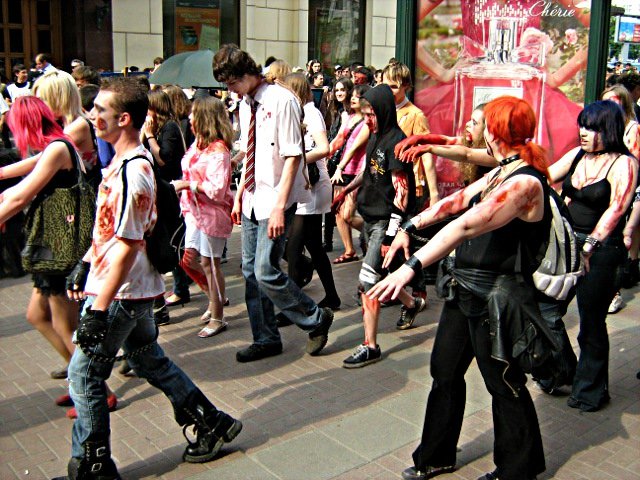 Парад зомби в Москве - где тут у Вас свежие МОЗГИ???