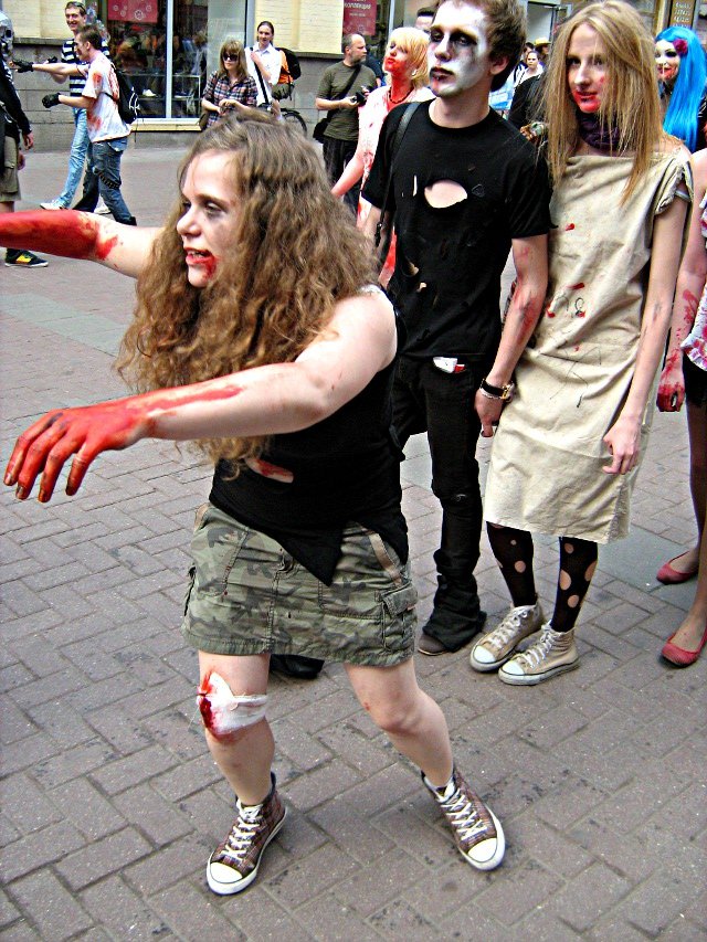 Эта зомбочка просто преследовала меня весь парад зомби
