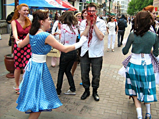 Люди - это страшно! Фотографии с парада зомби в Москве. Май 2010 года.