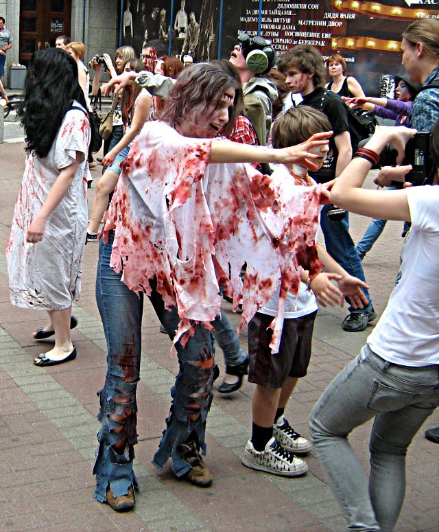 Вас предупреждали, что на зомби параде в Москве фотографам нужно быть внимательными?