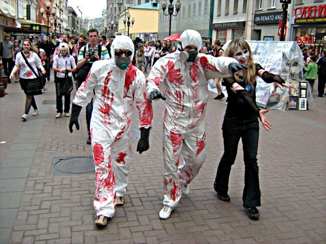 Девиз зомби-парада в Москве: За мозгами с улыбкой!