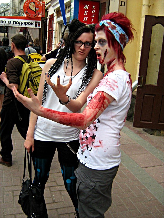 Только во время зомби-парада можно сфотографироваться с живым мертвецом