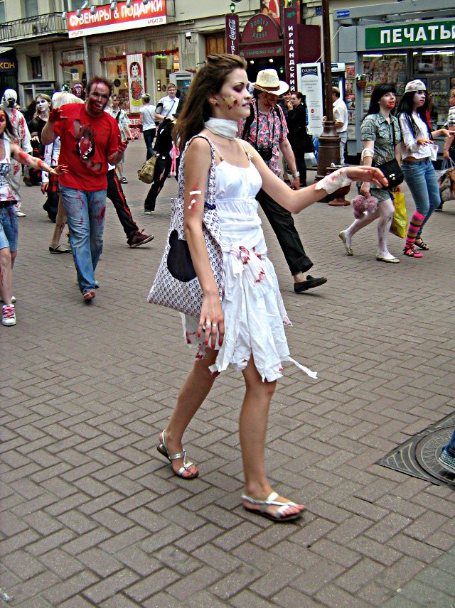 Белое платье с каплями крови - самый популярный девичий наряд зомби-парада 2010