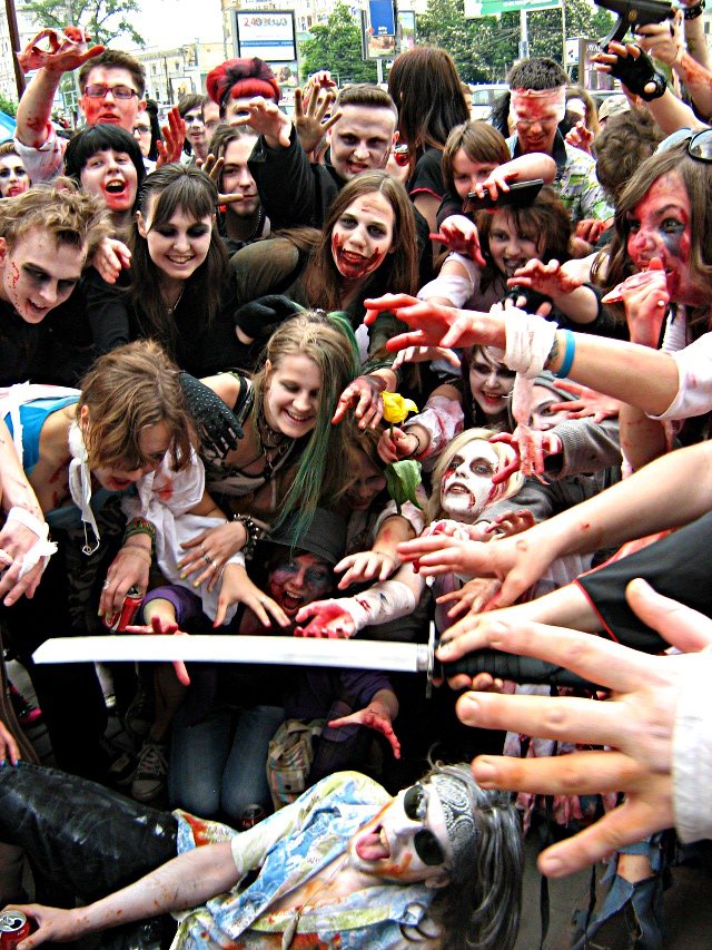 Участники зомби-парада 2010 во всей красе