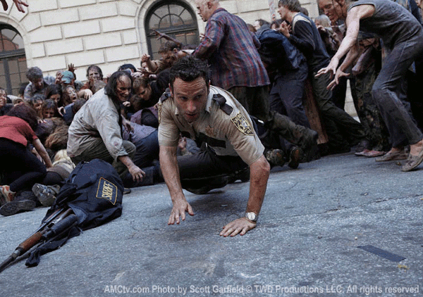The Walking Dead - Рик Граймс спасается от зомби на улицах Атланты